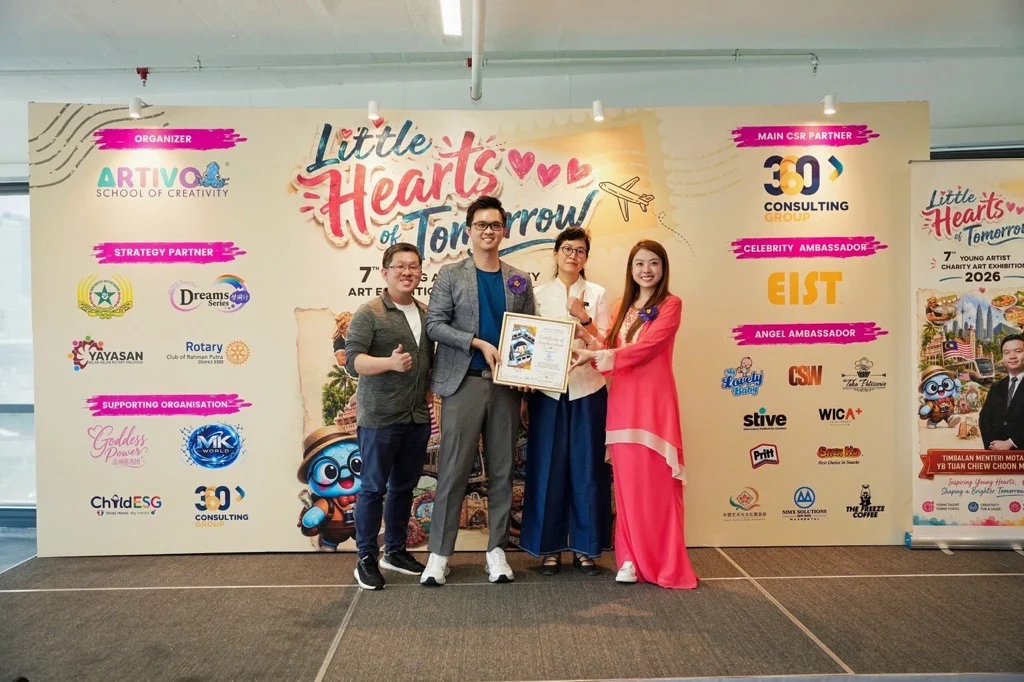 MMX Solutions Director Raymond Tiew receiving a Certificate of Appreciation