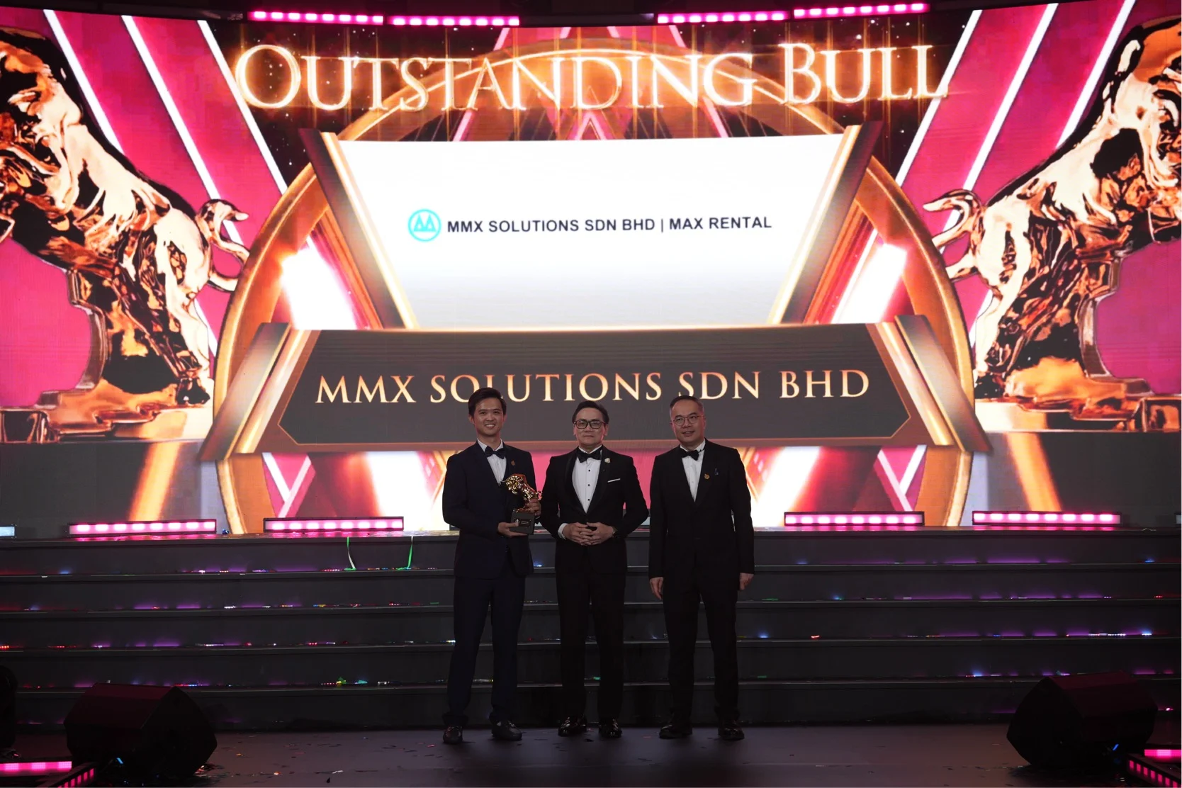 MMX Solutions receiving the Outstanding Bull Award at Golden Bull Award 2026 Gala